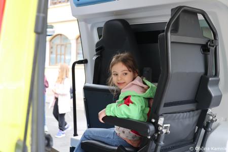 Otroci kamniških šol in vrtcev rajali na Glavnem trgu in se učili o trajnostni mobilnosti (87)